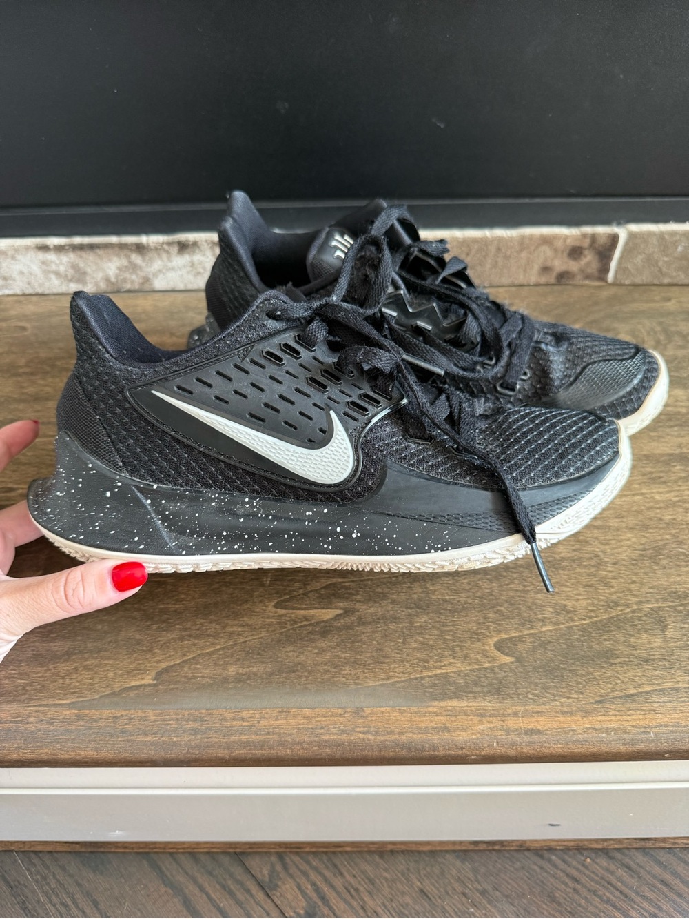 Nike Kyrie Low 2 Men's Low Top Basketball Lace-Up Shoes Black/White AV6337-003